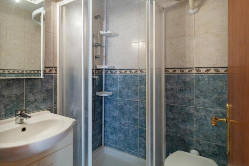 a bathroom with a shower and a sink and a toilet at PORT I Sistach Rentals in L'Estartit