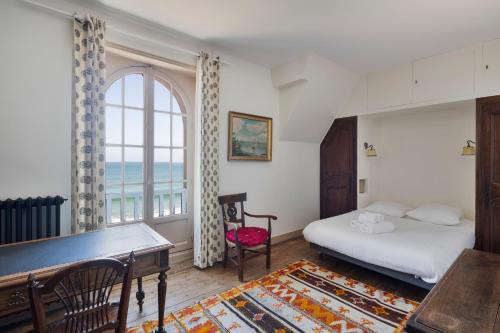 een slaapkamer met een bed, een bureau en een raam bij La Villa ker Alexis by Cocoonr - Villa Balnéaire dans Saint-Malo in Saint-Malo
