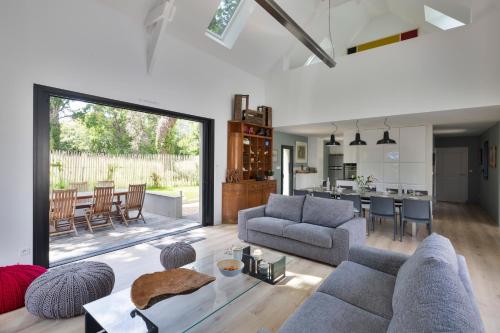 un salon avec un canapé et une table dans l'établissement Villa Epicure by Cocoonr - Belle maison proche de la plage, à Saint-Lunaire