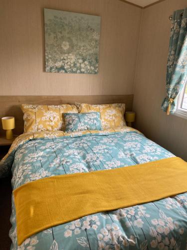Kirby MispertonにあるA119 Willow Groveのベッドルーム1室(黄色い毛布付きのベッド1台付)