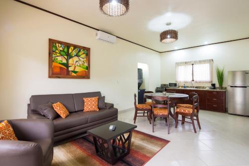 Гостиная зона в Arenal Volcano Inn