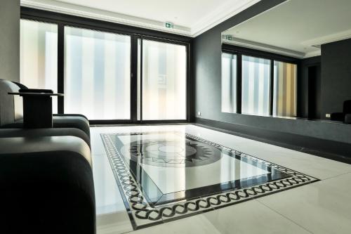 Cette chambre dispose d'une table en verre et de quelques fenêtres. dans l'établissement Residenza Leca Colonna, à Ajaccio