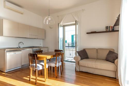 a kitchen and living room with a table and a couch at Torre a mare Sun in Torre a Mare