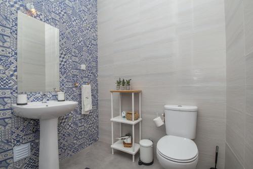 a bathroom with a toilet and a sink at Casa dos Pais in Silves