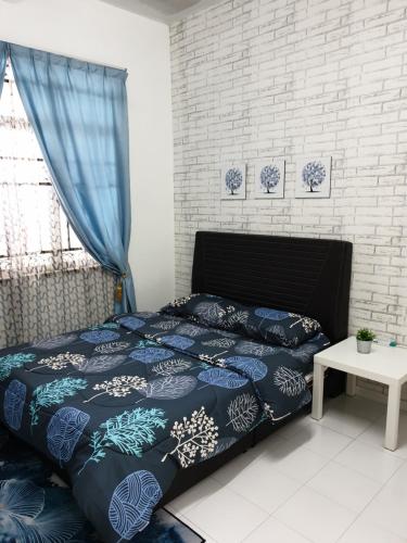 1 dormitorio con cama y pared de ladrillo en Teratak Mini Pool Homestay Melaka, en Melaka