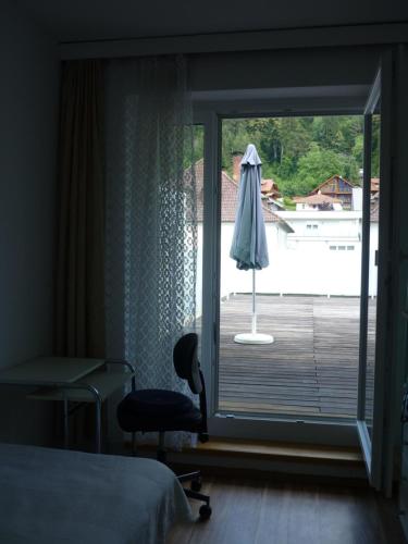Habitación con cama y ventana con patio. en Fewo Ossiach, en Ossiach