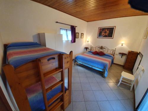 Un pat sau paturi într-o cameră la Agriturismo Il Burlino Apartments