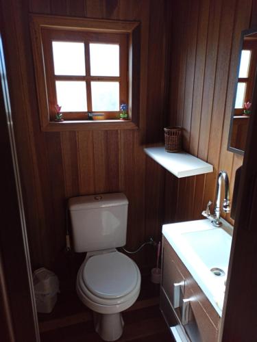 Kúpeľňa v ubytovaní Chalé em Delfim Moreira-MG