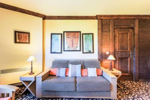 a living room with a couch and two lamps at Appartement montagne spacieux, piscine, SPA à ARC 1950 in Arc 1950
