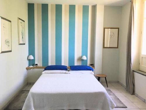 Tempat tidur dalam kamar di Holiday Home Cannubi in Barolo