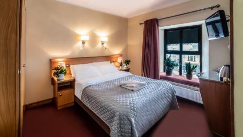 Una cama o camas en una habitación de Holiday Hotel
