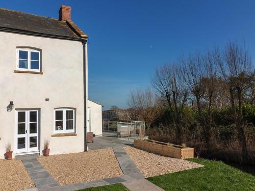 una casa blanca con un jardín delante en 700 Westport, en Langport