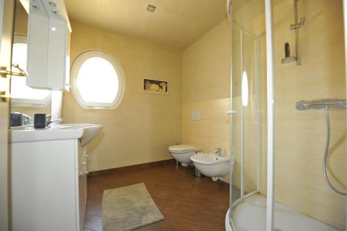 ein Bad mit einem Waschbecken, einem WC und einer Dusche in der Unterkunft Casa Costa Outlet 4 in Serravalle Scrivia