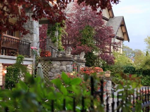 a garden in front of a house with flowers at Abbeymoore Manor in Victoria