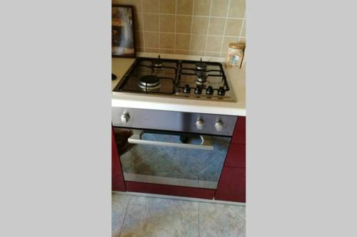 een keuken met een kookplaat en een oven bij Da Nonna Pina in Agnone