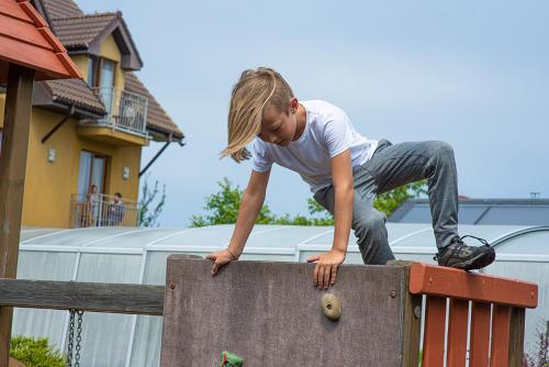 Ein junges Mädchen spielt auf einem Skateboard auf einer Rampe in der Unterkunft Seo Rewal in Rewal