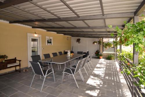 eine Terrasse mit einem schwarzen Tisch und Stühlen in der Unterkunft Vacation home Vesna in Bribir