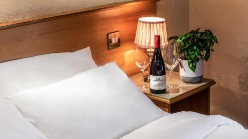 Un pat sau paturi într-o cameră la Holiday Hotel