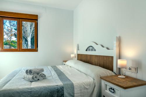 1 dormitorio con 1 cama con 2 toallas en Alpujarra Arena, en Soportújar