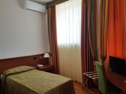 une chambre d'hôtel avec un lit et une fenêtre dans l'établissement Locanda Castagna, à Arzignano