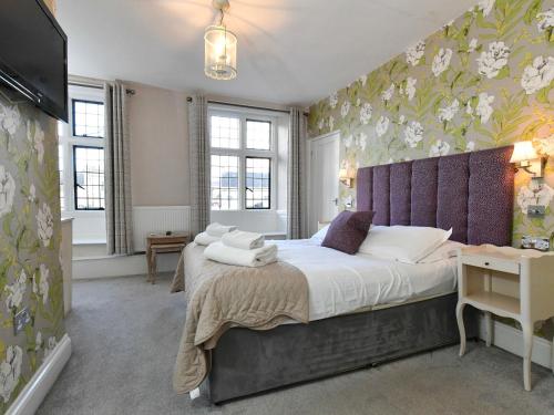 カルネにあるLansdowne Strandのベッドルーム(紫色のヘッドボード付きの大型ベッド1台付)