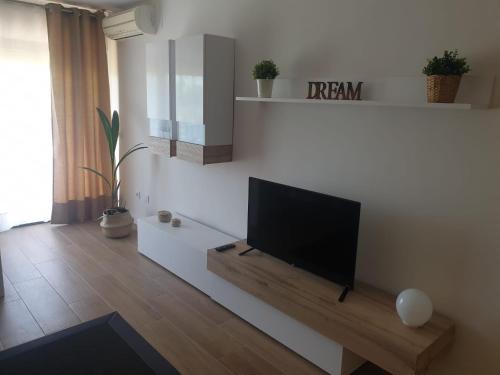 een woonkamer met een flatscreen-tv aan de muur bij Maxx Apartamento in Salou