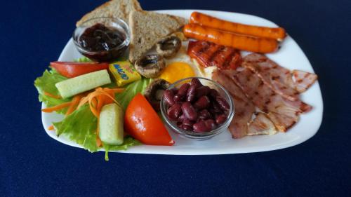 阳光海滩波拉波拉酒店的一块食物,包括肉、蔬菜和水果