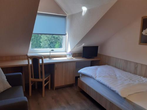 1 dormitorio con cama, lavabo y ventana en Katalin Motel & Étterem, en Berettyóújfalu