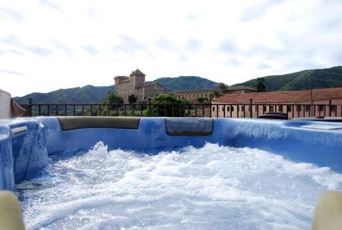 Castell de Riudabella tesisinde veya buraya yakın yüzme havuzu