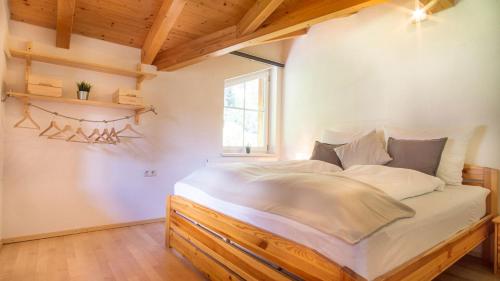 een slaapkamer met een groot bed in een kamer bij Alpen Loft in Neustift im Stubaital