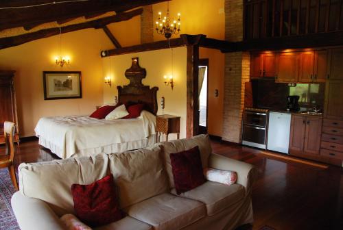sala de estar con cama y sofá en Castell de Riudabella, en Vimbodí