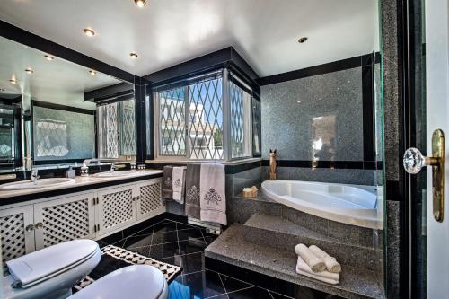a bathroom with a tub and a sink at Vivenda Vista Mar in Carvoeiro