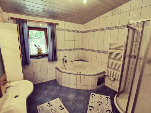 een badkamer met een bad, een toilet en een wastafel bij Ferienwohnung Grabner in Fieberbrunn