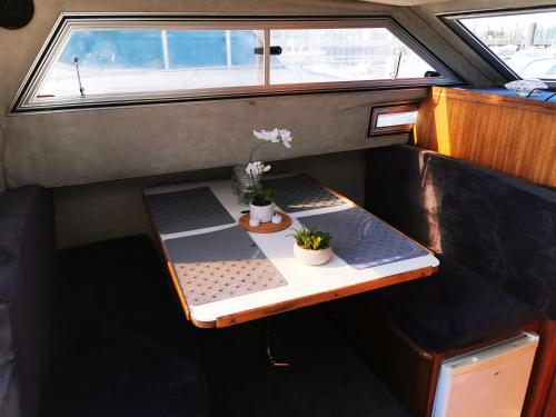 une table avec deux plantes dessus dans un bateau dans l'établissement Nuit insolite sur un bateau chauffé, à Calais