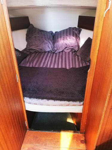 un piccolo letto in una piccola camera di Nuit insolite sur un bateau chauffé a Calais