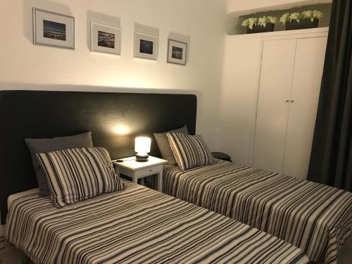 En eller flere senger på et rom på Albufeira Oura Beach Apartment