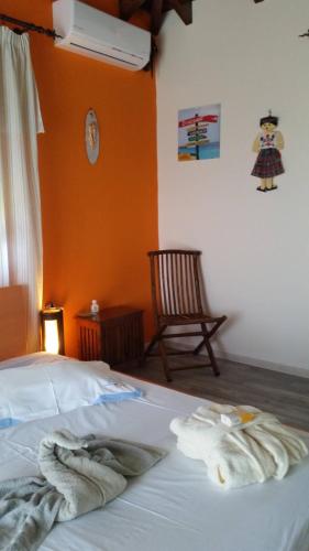 a bedroom with a bed with towels on it at Alexandra Homestay in Kalavárda