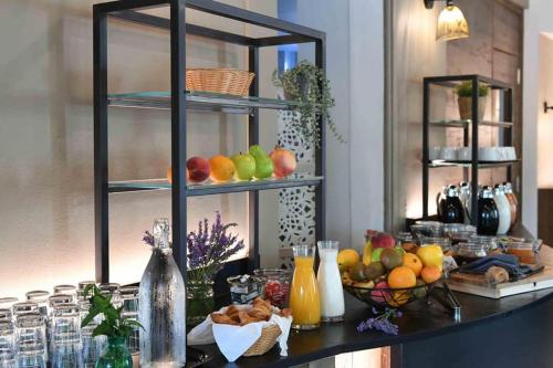 un comptoir avec un paquet de fruits sur lui dans l'établissement Hôtel Villa Glanum et Spa, à Saint-Rémy-de-Provence