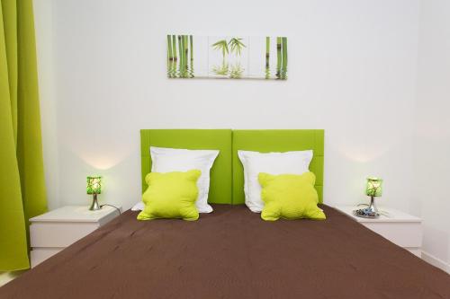 una camera con un letto con due cuscini gialli di COTE PORT a Cannes