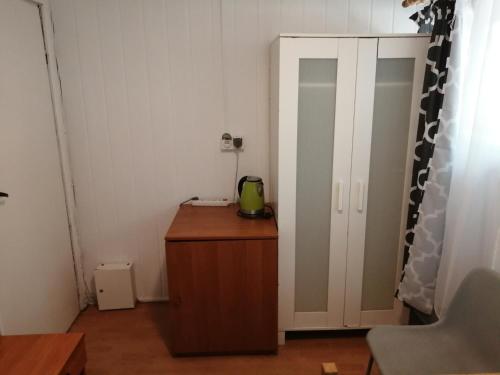 een kleine kamer met een bureau en een kast bij Nova Mazury in Święta Lipka