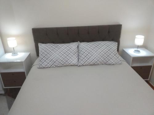 1 dormitorio con 1 cama con 2 mesitas de noche en Mega Apartamento, en Río de Janeiro