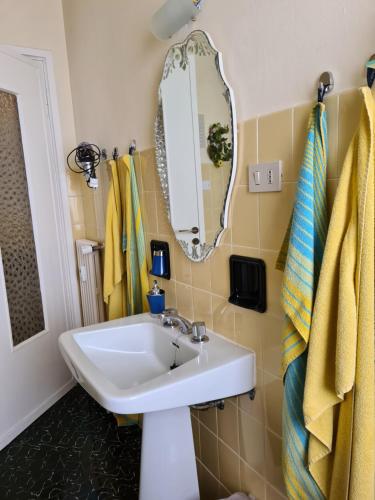 サンレモにあるCasa dell amore 1の洗面台と鏡のあるバスルーム
