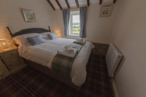 เตียงในห้องที่ Bilsdale Cottage