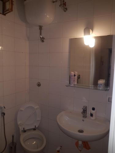 ein Badezimmer mit einem Waschbecken, einem WC und einem Spiegel in der Unterkunft Indipendent Apartment in Neapel