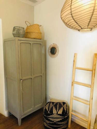 a room with a green cabinet and a ladder at Appartement Casaluna - Casadibastia - Vue mer Citadelle in Bastia