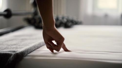 a person walking on top of a bed at Lange in Priocca
