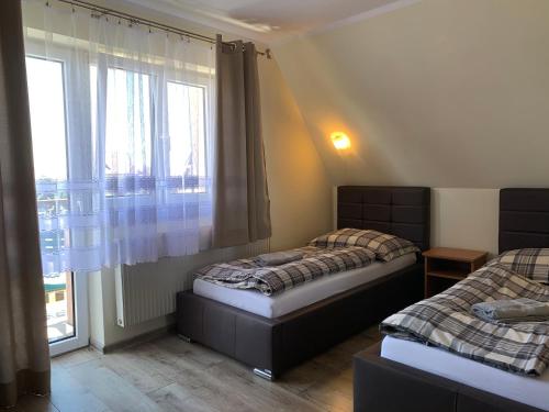 Ένα ή περισσότερα κρεβάτια σε δωμάτιο στο Kapi-Spa Pokoje i Apartamenty