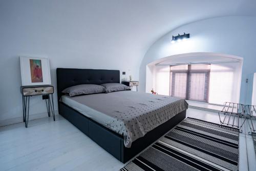 um quarto com uma cama grande e uma janela em Ursino tiny house em Catânia