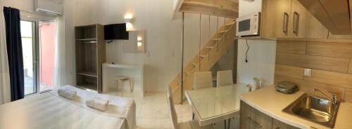 una cocina con fregadero y una escalera en una habitación en Sirakgast Ionian Sea Appartments en Preveza