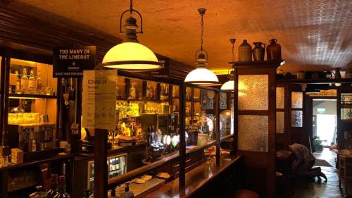 eine Bar mit vielen Flaschen Alkohol in der Unterkunft The Draper Rooms in Dublin